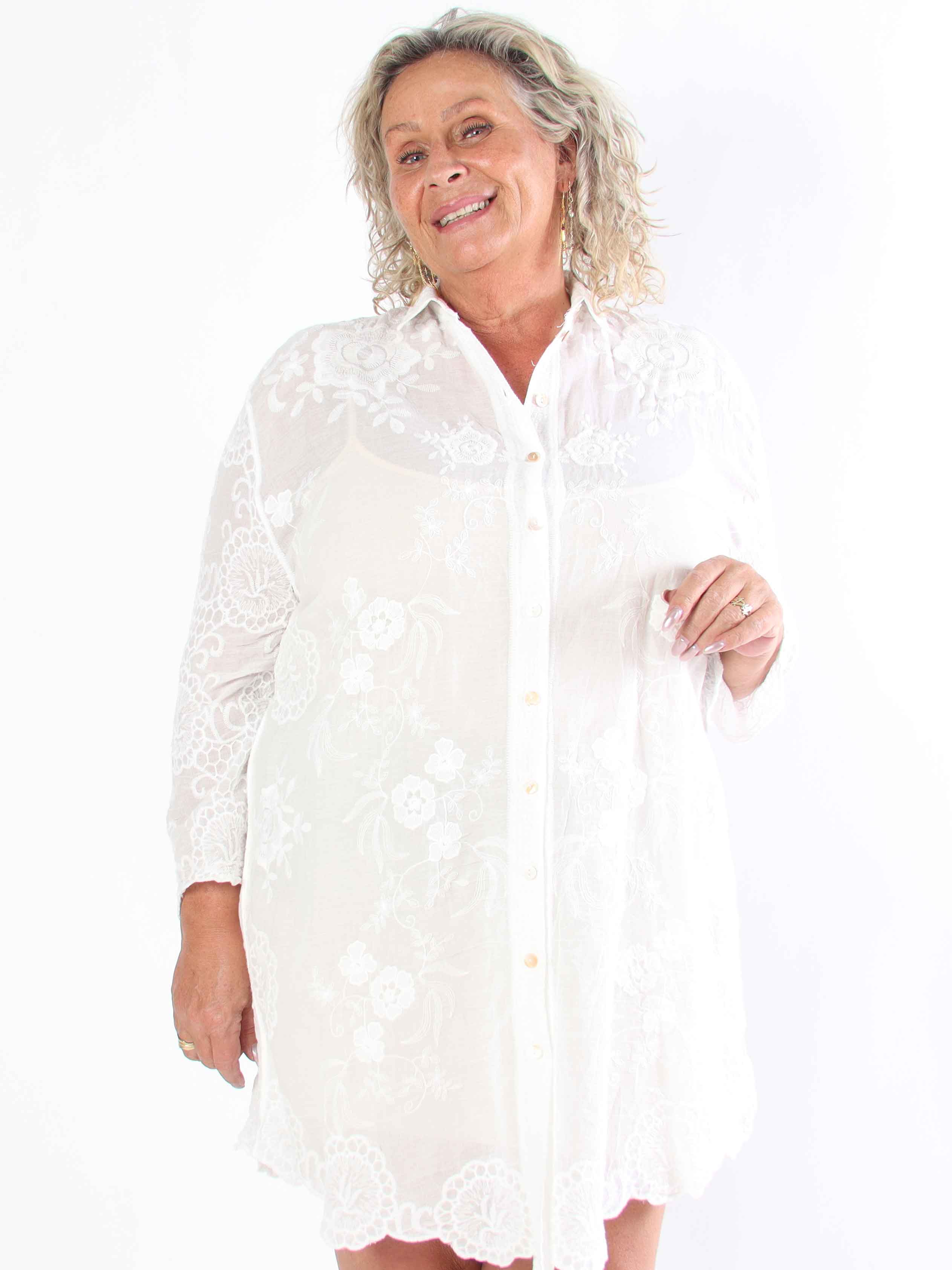 Cynthia - Sød plus size skjorte i bomuld med fine broderinger